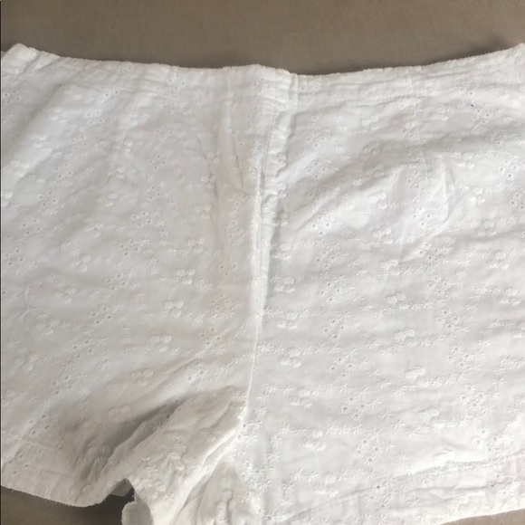 White, eyelet shorts with side zipper. - Picture 4 of 4
